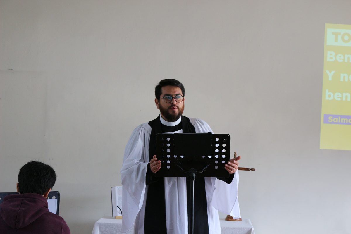 Pastor Diego predicando en el servicio dominical